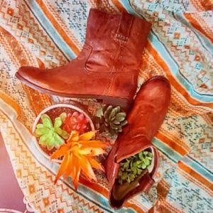 7.5 Frye Anna Shorties